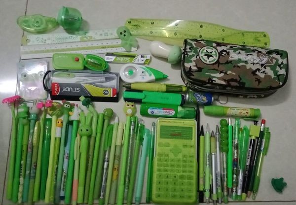 Teen rủ nhau khoe đồ dùng học tập: Bút thước nhiều vô kể, lại còn đồng bộ màu sắc ảnh 1