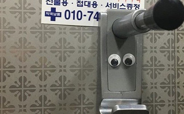 Ý nghĩa thật sự của trào lưu dán sticker hình đôi mắt trong nhà vệ sinh nam ở Hàn Quốc ảnh 4