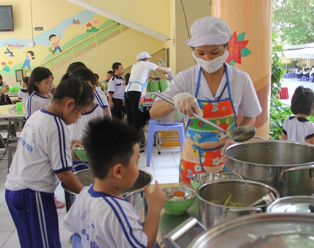 Oái oăm phụ huynh lớp 1 đòi vào trường cho con đi vệ sinh ảnh 1