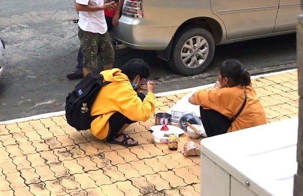 Bữa cơm trưa ăn vội của nữ sinh cùng mẹ giữa sân trường trong ngày đầu nhập học ảnh 1