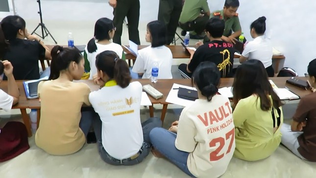 Nữ du học sinh Hàn Quốc xinh đẹp truyền đạo trái phép tại trung tâm ngoại ngữ ảnh 4