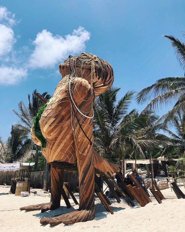 Resort ma mị với hình nhân gỗ khổng lồ tại thị trấn cổ ở Mexico ảnh 6