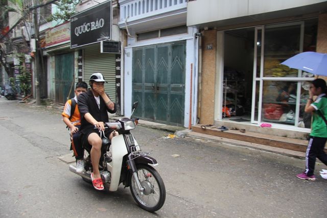 Sau vụ cháy kinh hoàng: Sơ tán con về quê, nhiều nhà dân nhận "lệnh" di dời ảnh 2