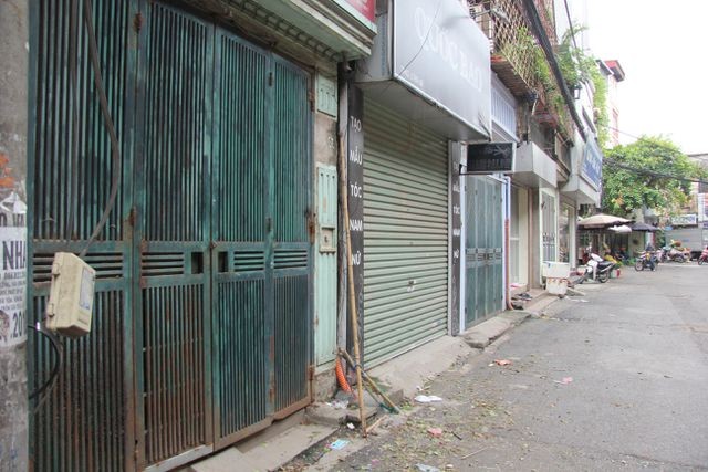 Sau vụ cháy kinh hoàng: Sơ tán con về quê, nhiều nhà dân nhận "lệnh" di dời ảnh 4