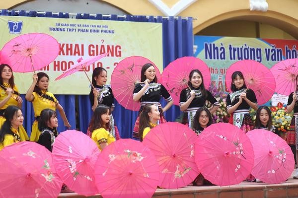 Teen THPT Phan Đình Phùng (Hà Nội) nhảy "Để Mị nói cho mà nghe" trong Lễ khai giảng ảnh 4