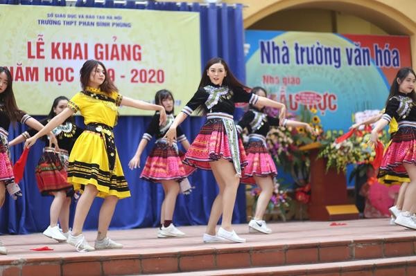Teen THPT Phan Đình Phùng (Hà Nội) nhảy "Để Mị nói cho mà nghe" trong Lễ khai giảng ảnh 5
