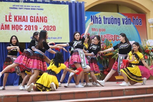 Teen THPT Phan Đình Phùng (Hà Nội) nhảy "Để Mị nói cho mà nghe" trong Lễ khai giảng ảnh 6