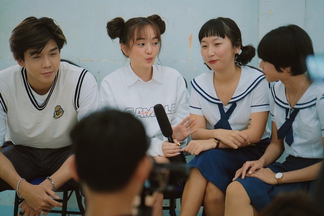 Kaity Nguyễn, Trang Hý cùng nhóm bạn "đại náo” lễ khai giảng ảnh 1