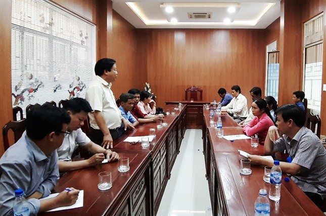 Phụ huynh dắt con gặp giám đốc sở vì chuyển đến điểm trường xa nhà ảnh 1