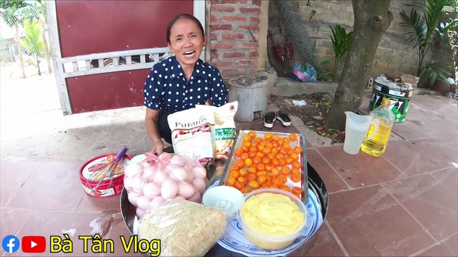 Dân mạng tố bà Tân lừa dối người xem sau vlog làm bánh bông lan trứng muối khổng lồ ảnh 1