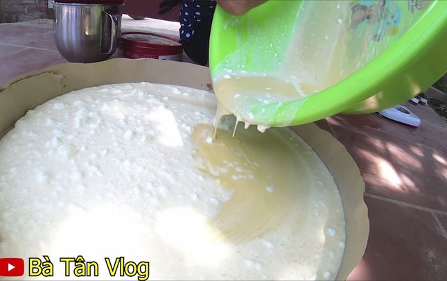 Dân mạng tố bà Tân lừa dối người xem sau vlog làm bánh bông lan trứng muối khổng lồ ảnh 3