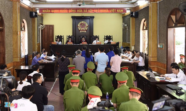 Vắng nhiều nhân chứng, VKS đề nghị hoãn phiên xử sửa điểm thi ở Sơn La ảnh 1