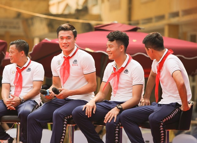 Tween Nguyễn Trường Tộ trổ tài chơi bóng cực đỉnh cùng các cầu thủ đến từ CLB Hà Nội ảnh 2