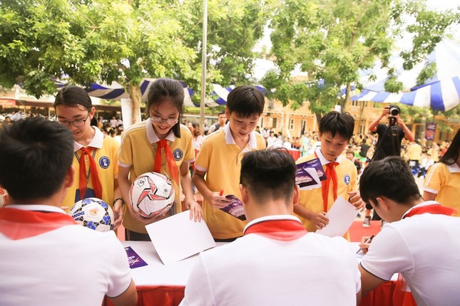 Tween Nguyễn Trường Tộ trổ tài chơi bóng cực đỉnh cùng các cầu thủ đến từ CLB Hà Nội ảnh 5