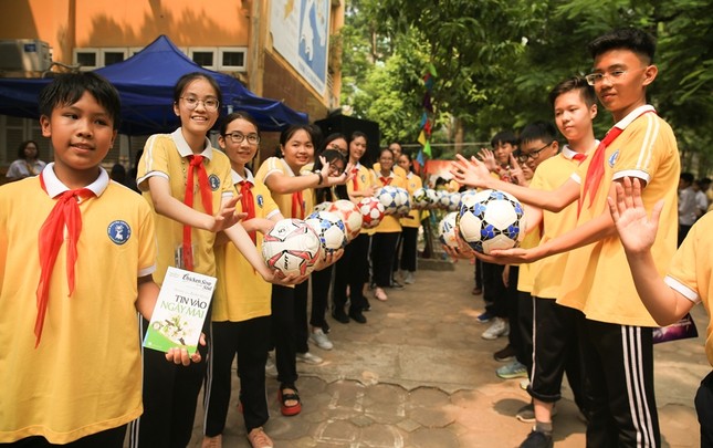 Tween Nguyễn Trường Tộ trổ tài chơi bóng cực đỉnh cùng các cầu thủ đến từ CLB Hà Nội ảnh 1