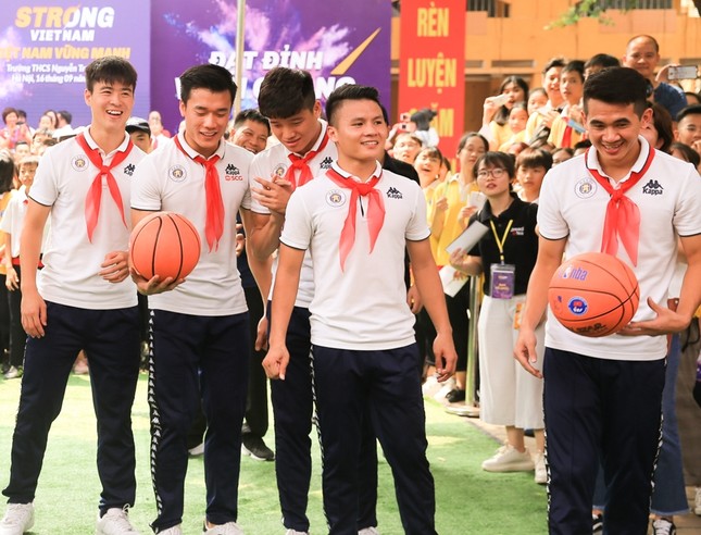Tween Nguyễn Trường Tộ trổ tài chơi bóng cực đỉnh cùng các cầu thủ đến từ CLB Hà Nội ảnh 4