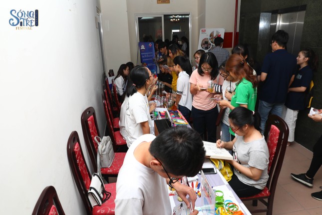 Đạo diễn Nguyễn Đức Hòa đặt câu hỏi với sinh viên Báo chí “Làm báo bằng smartphone, khó hay dễ?” ảnh 1