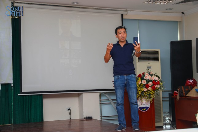 Đạo diễn Nguyễn Đức Hòa đặt câu hỏi với sinh viên Báo chí “Làm báo bằng smartphone, khó hay dễ?” ảnh 2