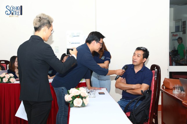 Đạo diễn Nguyễn Đức Hòa đặt câu hỏi với sinh viên Báo chí “Làm báo bằng smartphone, khó hay dễ?” ảnh 3