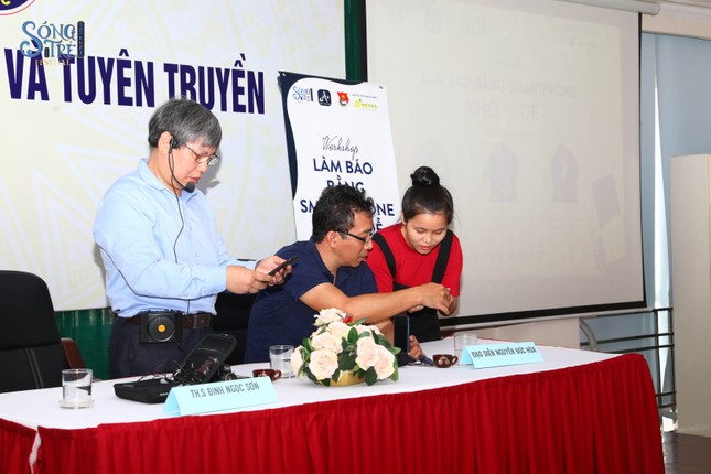 Đạo diễn Nguyễn Đức Hòa đặt câu hỏi với sinh viên Báo chí “Làm báo bằng smartphone, khó hay dễ?” ảnh 4