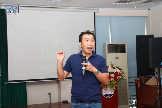 Đạo diễn Nguyễn Đức Hòa đặt câu hỏi với sinh viên Báo chí “Làm báo bằng smartphone, khó hay dễ?” ảnh 6
