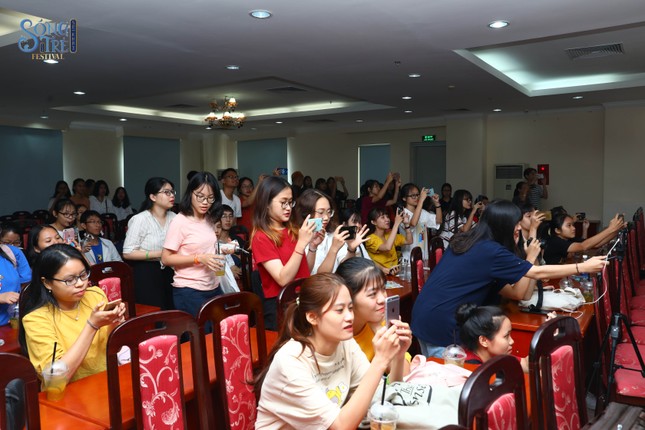 Đạo diễn Nguyễn Đức Hòa đặt câu hỏi với sinh viên Báo chí “Làm báo bằng smartphone, khó hay dễ?” ảnh 7