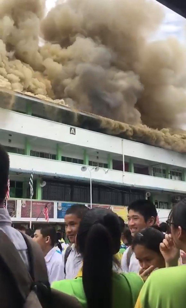 Trường cháy lớn, học sinh cười vui như trẩy hội vì... được nghỉ học ảnh 2