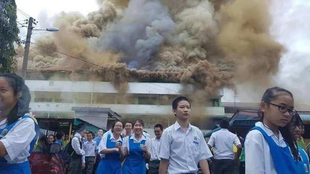 Trường cháy lớn, học sinh cười vui như trẩy hội vì... được nghỉ học ảnh 3