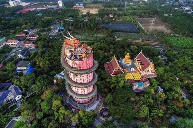 Bí ẩn đằng sau ngôi chùa hồng có rồng khổng lồ quấn quanh ảnh 1