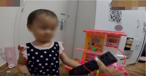 Dân mạng phẫn nộ với kênh YouTube dạy trẻ em dùng ổ điện để giật người lớn ảnh 2