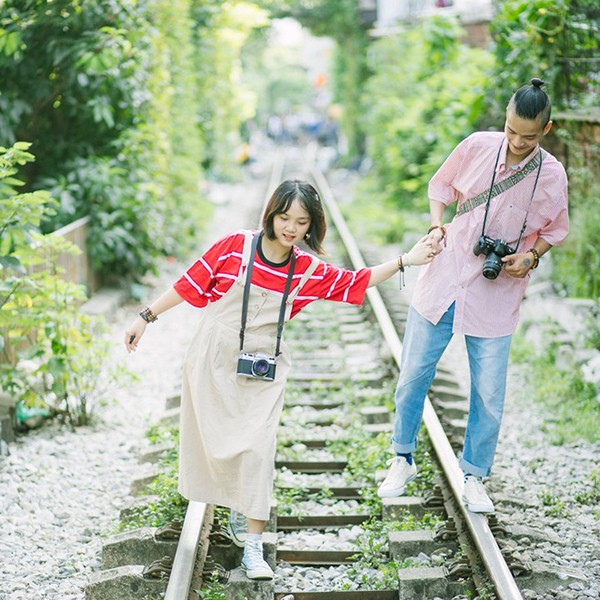 Địa điểm check-in mới tại Hà Nội: Đoạn đường tàu xanh mướt ở cuối đường Phùng Hưng ảnh 3