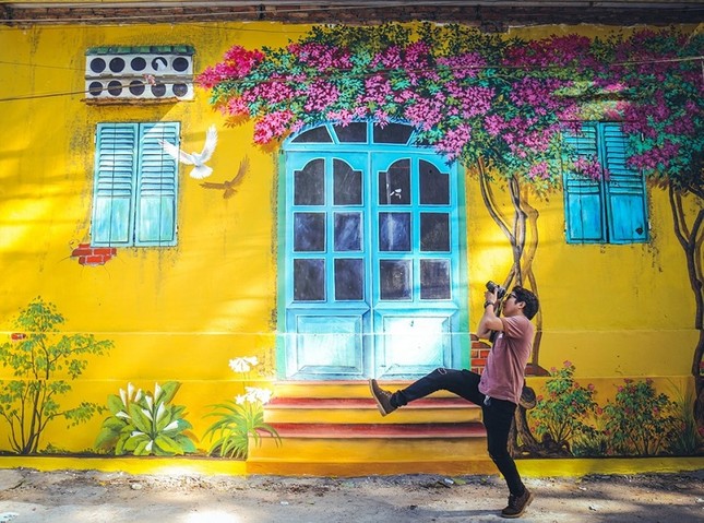 Xuất hiện làng bích họa đầu tiên ở Hà Nội "đẹp quên lối về" khiến dân tình thích thú ảnh 5
