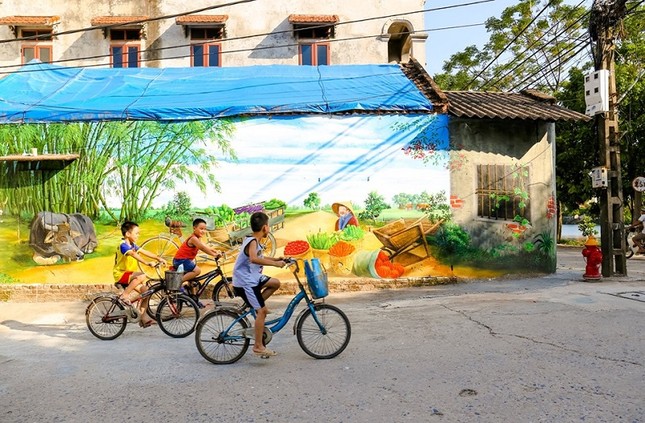 Xuất hiện làng bích họa đầu tiên ở Hà Nội "đẹp quên lối về" khiến dân tình thích thú ảnh 9