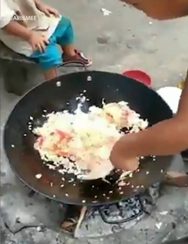 Phát sốt với hình ảnh cậu bé 5 tuổi làm cơm chiên cho em gái ảnh 2