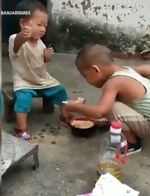 Phát sốt với hình ảnh cậu bé 5 tuổi làm cơm chiên cho em gái ảnh 6