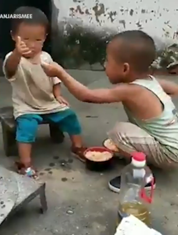 Phát sốt với hình ảnh cậu bé 5 tuổi làm cơm chiên cho em gái ảnh 5