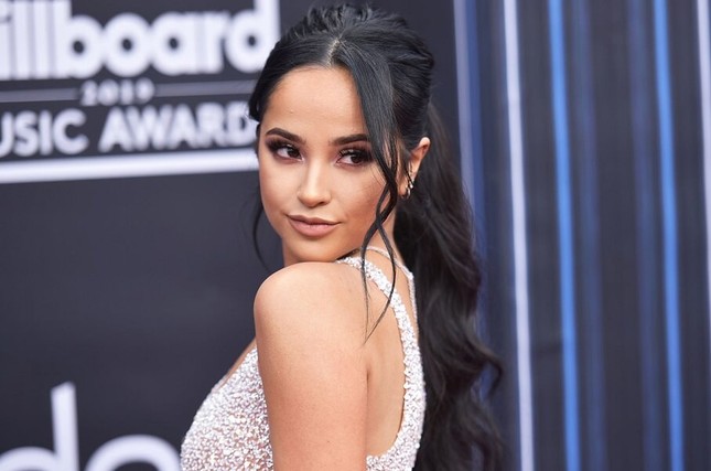 Becky G "thả thính" về một bí mật với BTS, vì sao ARMY "nghi ngờ" j-hope nhiều nhất? ảnh 6