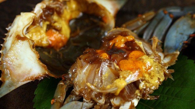 Cua tươi sống, bạch tuộc giãy giụa và những món dị nhất Hàn Quốc ảnh 1