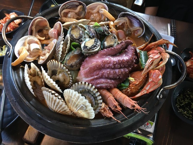 Cua tươi sống, bạch tuộc giãy giụa và những món dị nhất Hàn Quốc ảnh 2