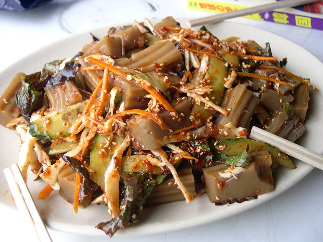 Cua tươi sống, bạch tuộc giãy giụa và những món dị nhất Hàn Quốc ảnh 3