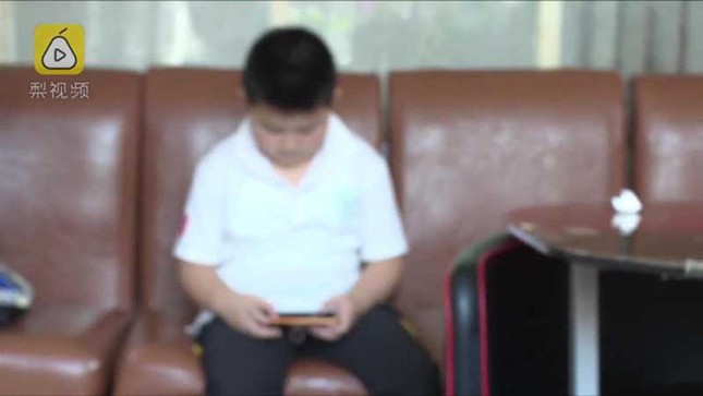Dùng điện thoại của bố chơi game, cậu bé 10 tuổi bị Streamer thần tượng lừa 400 triệu đồng ảnh 1