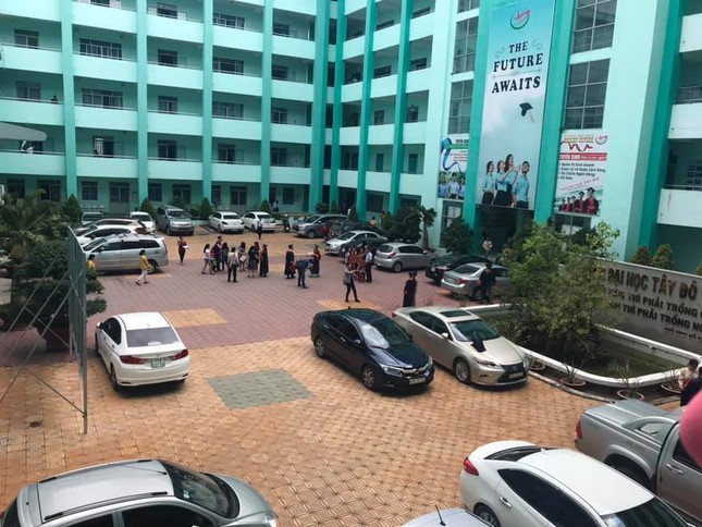 Bức ảnh họp phụ huynh "gây bão": Đảo khắp sân trường "sương sương" thấy toàn xế hộp ảnh 2