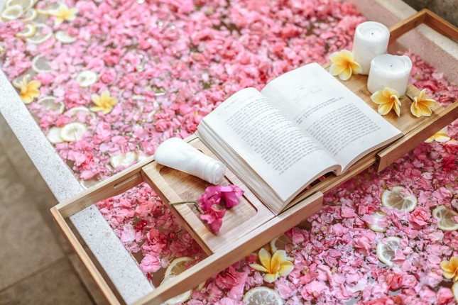 Thư giãn kiểu sang chảnh trong bồn tắm phủ đầy hoa ở đảo du lịch Bali ảnh 3