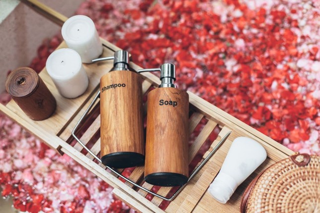 Thư giãn kiểu sang chảnh trong bồn tắm phủ đầy hoa ở đảo du lịch Bali ảnh 8