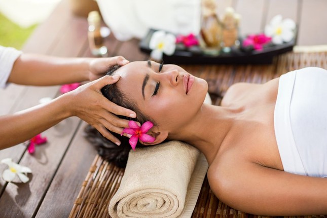 Thư giãn kiểu sang chảnh trong bồn tắm phủ đầy hoa ở đảo du lịch Bali ảnh 9