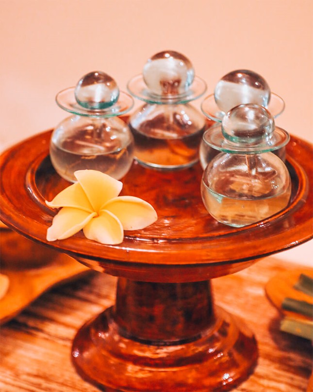 Thư giãn kiểu sang chảnh trong bồn tắm phủ đầy hoa ở đảo du lịch Bali ảnh 11