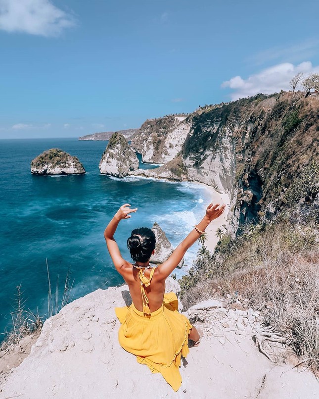 Thư giãn kiểu sang chảnh trong bồn tắm phủ đầy hoa ở đảo du lịch Bali ảnh 13