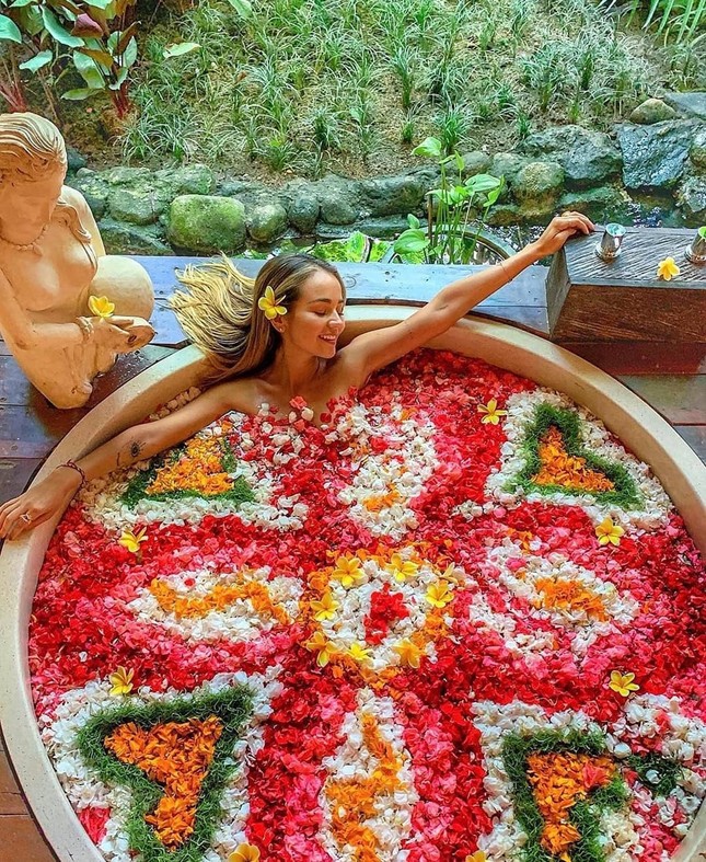 Thư giãn kiểu sang chảnh trong bồn tắm phủ đầy hoa ở đảo du lịch Bali ảnh 15