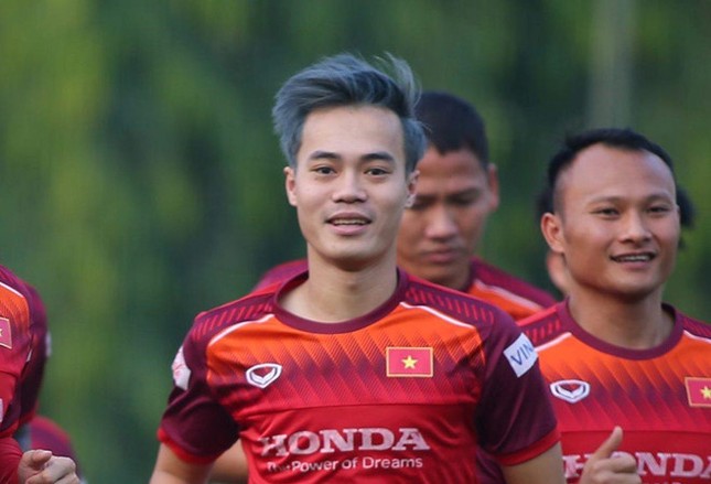 Thấy Văn Toàn, HLV Park nhuộm tóc, fan trêu "tóc thầy xanh, tóc con đã bạc" ảnh 2