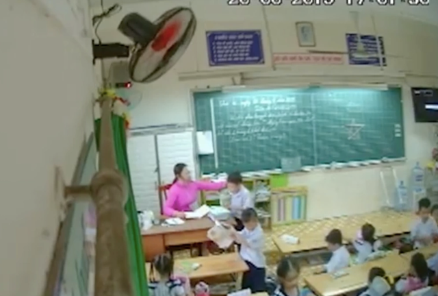 Lén đặt máy quay, phụ huynh “sốc” với cảnh cô giáo đánh, véo tai... học trò lớp 2 ảnh 1